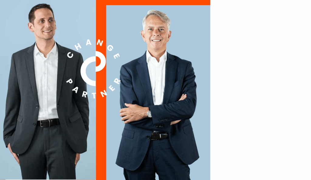 Philip Lahrmann begleitet Führungskräfte und Teams dabei, Veränderung konkret wirksam zu machen. Sein Fokus liegt auf Personal- und Führungskräfteentwicklung, Teamentwicklung sowie Eignungs- und Potenzialdiagnostik.
Er bringt die operative Perspektive ein: Wie sich Retention im Alltag von Führung tatsächlich umsetzen lässt – und welche Maßnahmen im Unternehmen wirklich greifen.
Dr. Hays Steilberg bringt über 25 Jahre Erfahrung im Top-Management internationaler Unternehmen mit – unter anderem als CHRO und Geschäftsführer im Bertelsmann-Konzern. Heute berät er Unternehmen zu Strategie, Transformation und Talent Management.
Er kennt die Herausforderungen, Leistungsträger in kritischen Phasen zu halten, aus eigener Verantwortung – und zeigt, wie Retention zur wirksamen Managementaufgabe wird.

